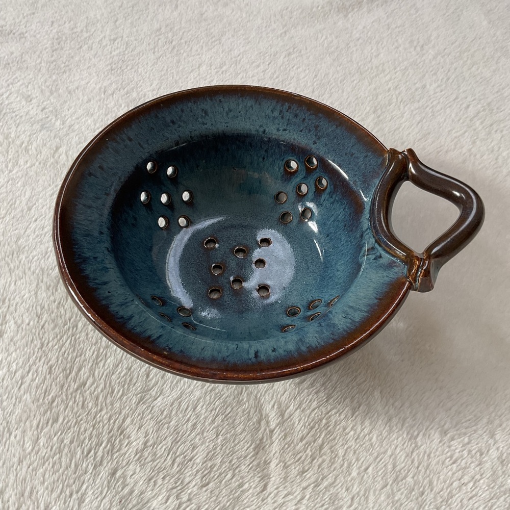TB Pots Maine Studio Pottery Berry Bowl Colander Blue Drip Glaze 7” Handmade - Picture 5 of 11